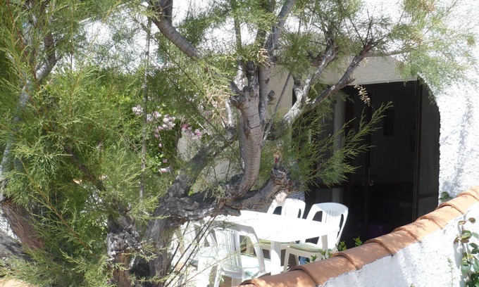 Saintes-Maries-de-la-Mer Apartment | Studio apartment in attractive residence on garden level, Loggia, Terrace with trees.
