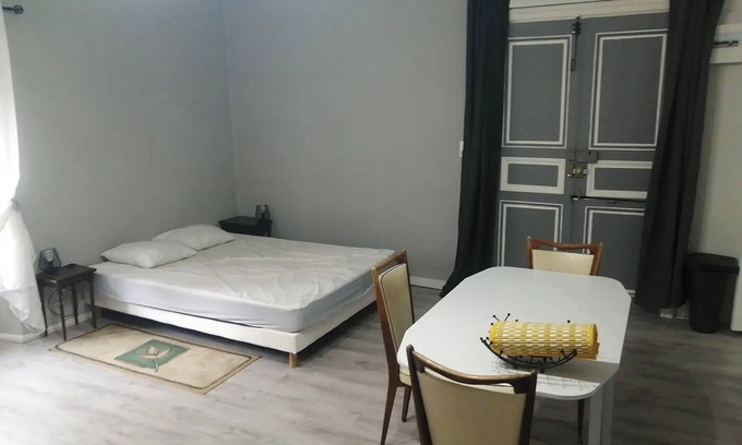 Bourg-Argental Apartment | Studio 'Gradina Bulgarana' with Shared Garden and Wi-Fi