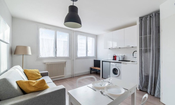 Feuillat Desgenettes Apartment | Studio Grigio - Welkeys