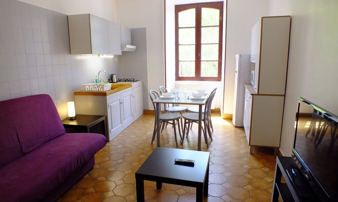 Saint-Jean-du-Bruel Apartment | Studio in the heart of the village