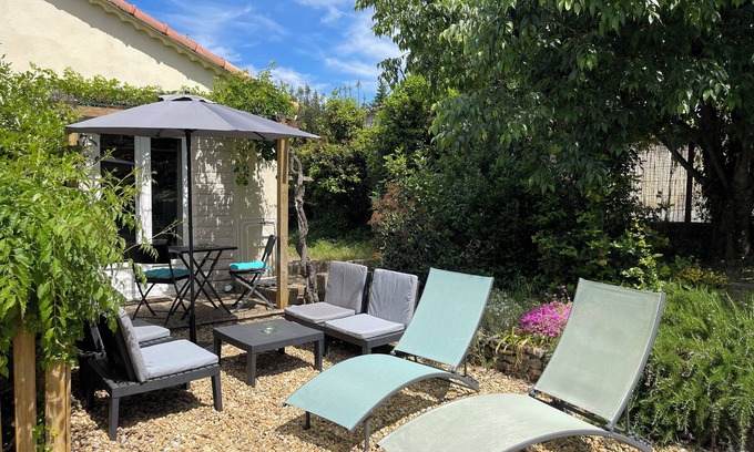 Saint-Hilaire-de-Brethmas Apartment | Studio in the pines and swimming pool
