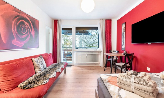 Munchen District Apartment | Studio ‘Namibia’ with balcony, parking space in front of the house and Wi-Fi