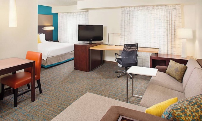Livonia Hotel | Studio Queen Room at Residence Inn Detroit Livonia - Pets Are Welcome!