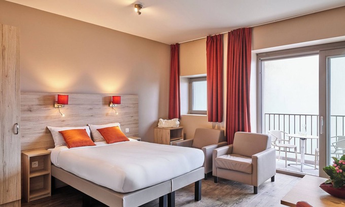 Westende Apartment | Studio with a double bed in Westende.