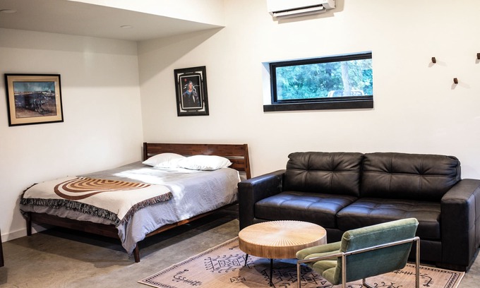 Calera Apartment | Studio Z - modern space 2mi from Choctaw Casino