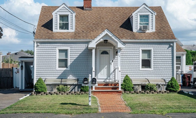 Revere House | Stunning 2 bed apt in Revere 15 mins to Boston