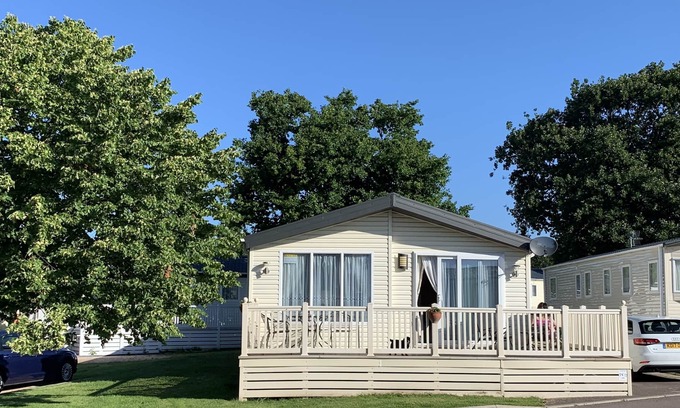 Clacton-on-Sea Resort | Stunning 20ft Wide ''Highfield Grange Park'' Lodge