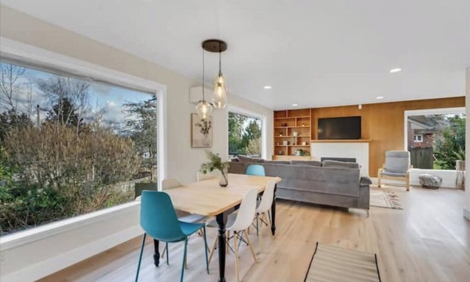 Bryn Mawr-Skyway House | Stunning 3 BR Seattle Lake View House with AC & Heat