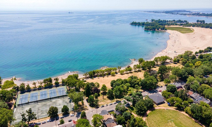 The Beaches House | Stunning 3brm Apartment in the trendy. Beaches Area of Toronto