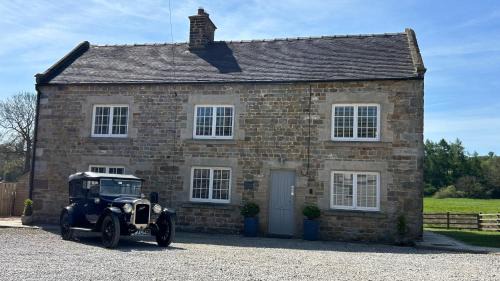 Winkhill House | Stunning 4 Bed Peak District Farmhouse Near Alton Towers, Polar Bears, Chatsworth House