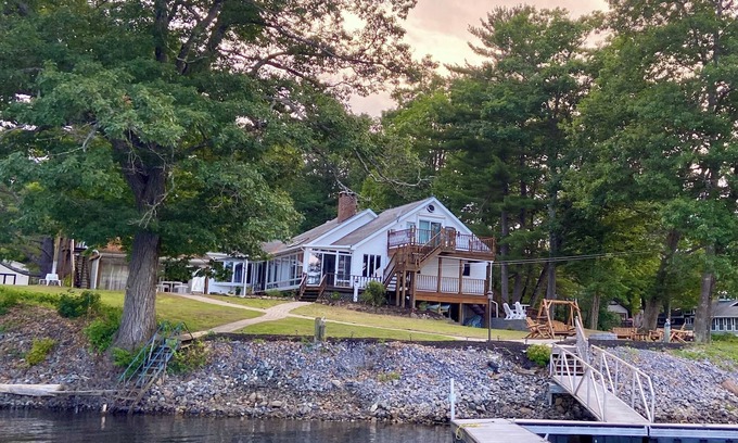 Day House | Stunning 4 Season Family Lakehouse/5-bedroom/4-bath on Sacandaga Lake with docks