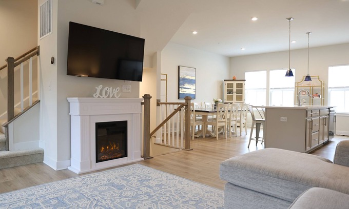 Bayside House | Stunning 4BR Luxury Townhome;Resort-Style Living w/Pools, Gym & close to Beaches