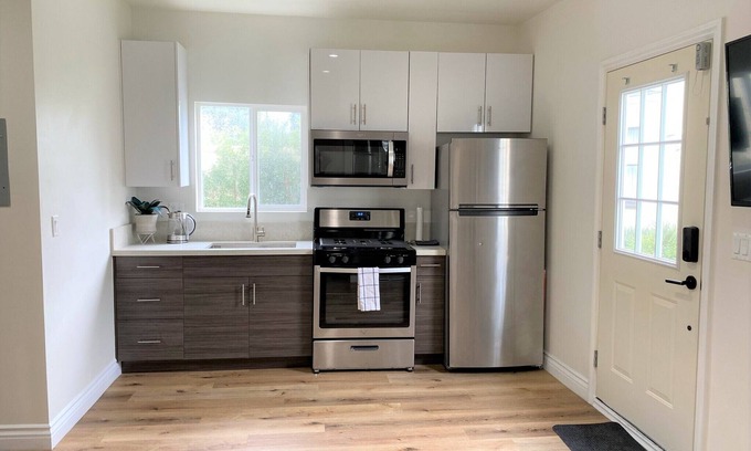 La Brea House | Stunning 4BR w/Pool in West Hollywood - 5 Min Walk to The Grove