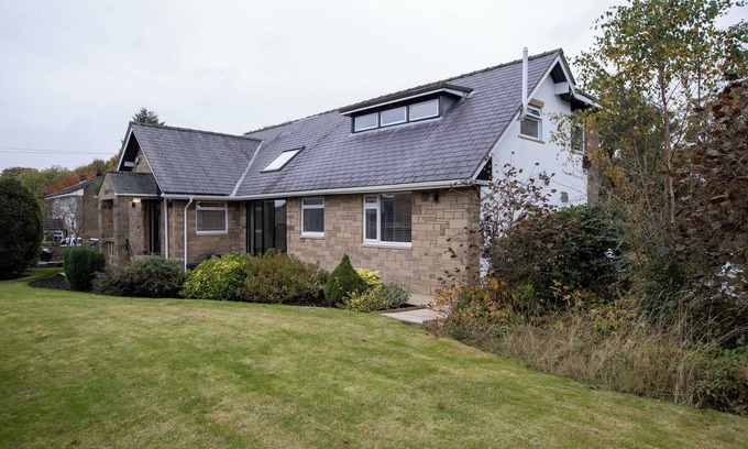 Rochdale House | Stunning 5-Bedroom Retreat with Bar, Hot Tub, and Expansive Garden