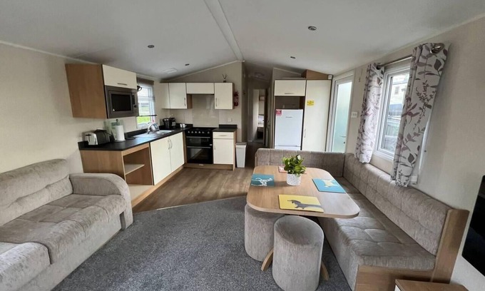 Hamworthy Cabin | Stunning 8 berth caravan in Poole