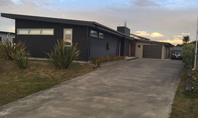 Motuoapa House | Stunning Architectural Motuoapa Bach