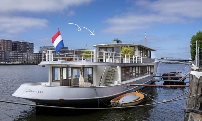 Eastern Docklands Boat Rental | Stunning boat with a view
