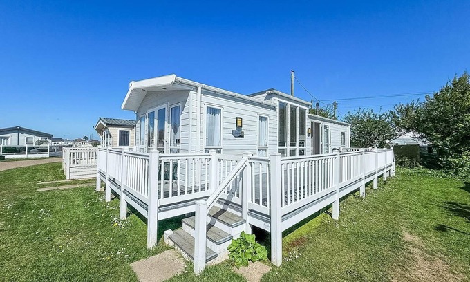 Great Yarmouth House | Stunning caravan with decking nearby Scratby beach in Norfolk ref 50001bM