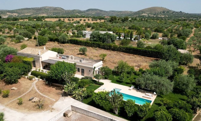 Noto House | Stunning estate with pool luxury country retreat