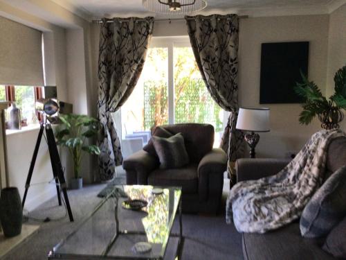 Worcester House | Stunning Fir Trees Corner 3 bedroom detached Executive house with free drive way parking for 2 vehicles 1 mile from M5 dogs welcome