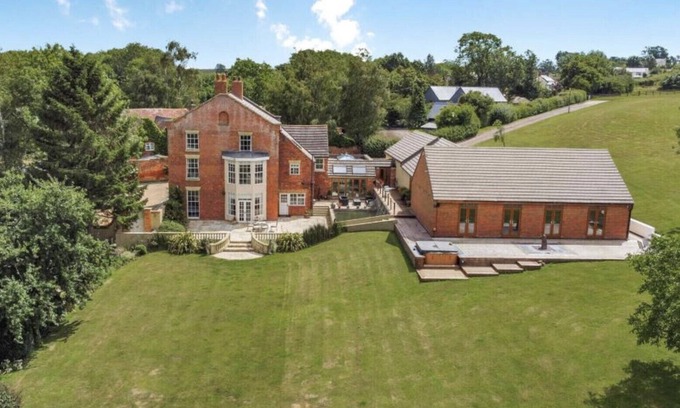 Braunston House | Stunning georgian manor, in 6 acres with hot tub & heated pool near silverstone