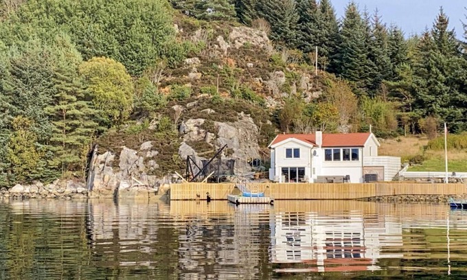 Fitjar House | Stunning home in Fitjar with WiFi