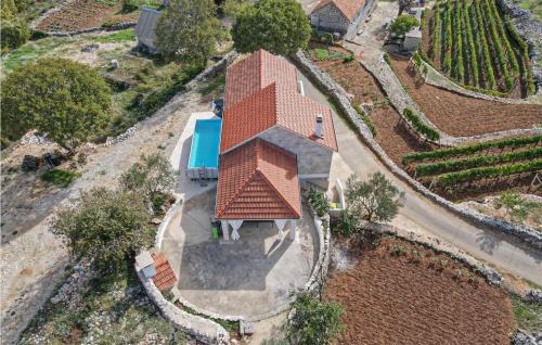 Lokvicici House | Stunning Home In Lokvicici With Jacuzzi