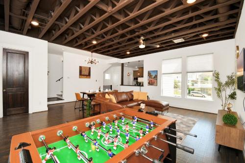 Midtown House | Stunning Home in Midtown, Houston with 3BDR 5Beds Skyline View BBQ Terrace
