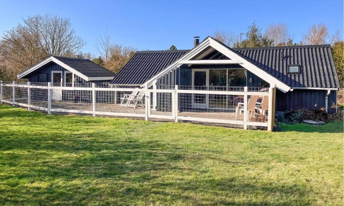 Næsby Strand House | Stunning Home In Nakskov With Wifi