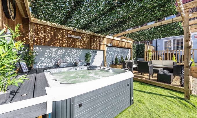 Everton Villa | Stunning house close to the stadium + Hot tub!