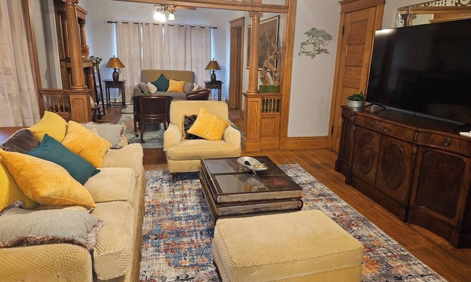 La Porte Apartment | Stunning Large 6 Room Rental 1000sq ft.