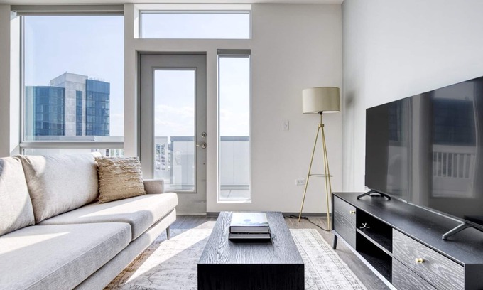 Logan Square Apartment | Stunning Logan Square 2BR w/Roof Deck & Gym, 1 block to L, by Blueground