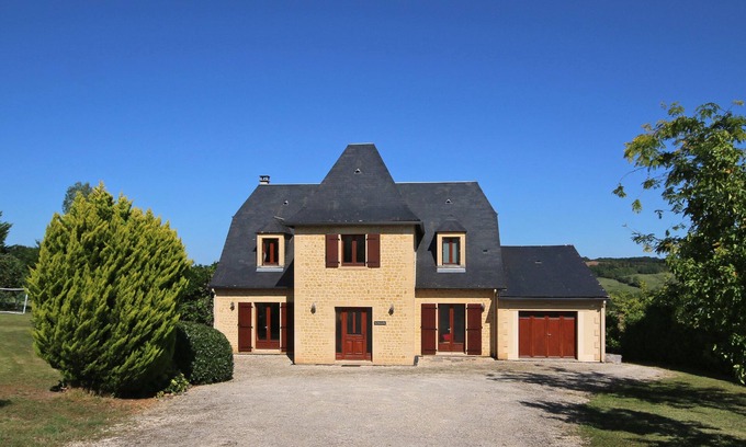 La Dornac Villa | Stunning Luxury Dordogne Villa with Heated Pool, Jacuzzi, WiFi, Sleeps 9