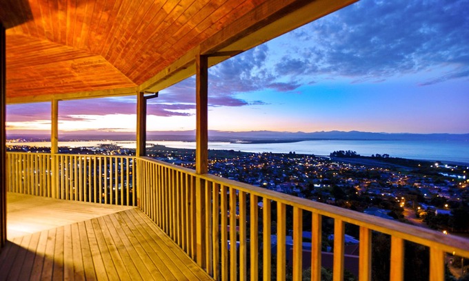 Tahunanui House | Stunning Nelson Holiday Home with Spa Pool