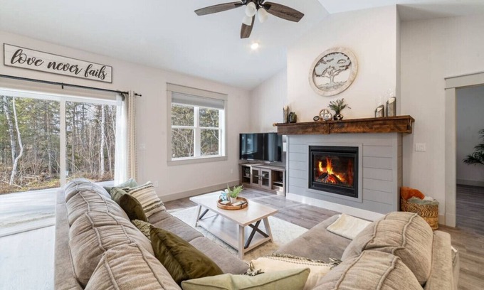 Hermantown House | Stunning New Build: Sleeps 10!