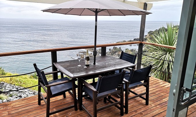 Mahinepua Cottage | Stunning ocean front cliff top cottage