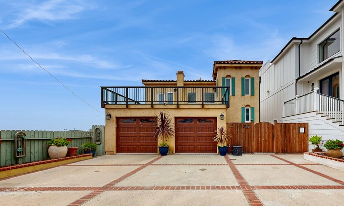 Mussel Shoals House | Stunning oceanfront view in every room, steps to beach, 15 mins to Santa Barbara