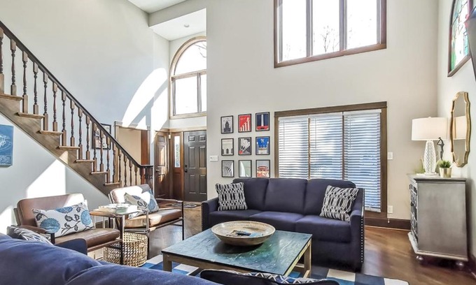 West Plaza House | Stunning Plaza Home-Location Unbeatable-New Remodel