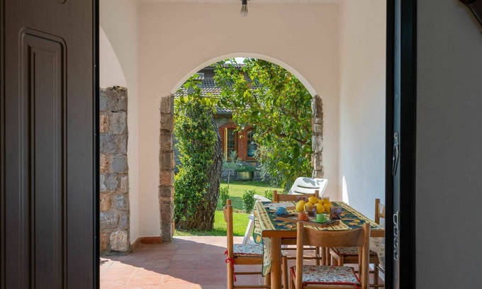 Cisano sul Neva Villa | Stunning private villa for 6 people with WIFI, A/C, TV, patio, pets allowed and parking
