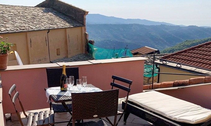 Valloria House | Stunning private villa for 6 guests with WIFI, TV, terrace, pets allowed, panoramic view and par.