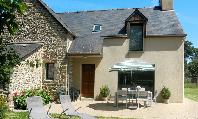 Le Tronchet House | Stunning private villa for 6 people with WIFI, TV, terrace and parking