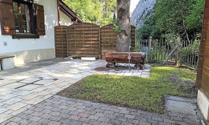 Moutier House | Stunning private villa for 6 guests with WIFI, TV, terrace, pets allowed and parking