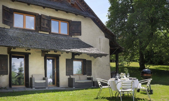 Caux House | Stunning private villa with WIFI, TV, terrace, pets allowed, panoramic view and parking