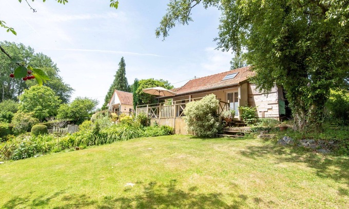 Carentan House | Stunning private villa for 4 people with WIFI, TV, terrace, pets allowed and parking