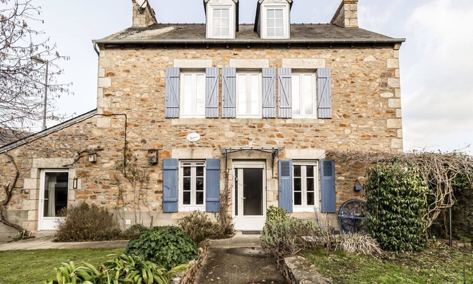 Yffiniac House | Stunning private villa for 8 guests with WIFI, TV, pets allowed and parking
