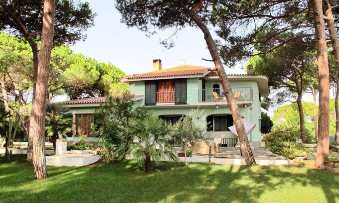 Platamona House | Stunning private villa for 10 guests with A/C, TV, terrace, pets allowed and parking