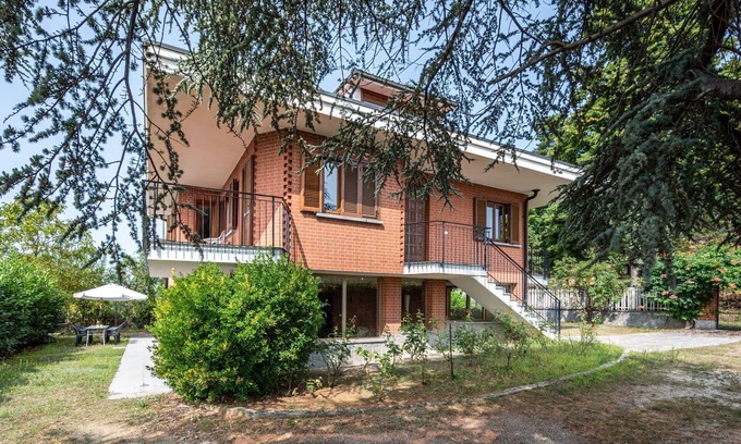 Bossolasco House | Stunning private villa for 8 guests with WIFI, TV, balcony, pets allowed and parking
