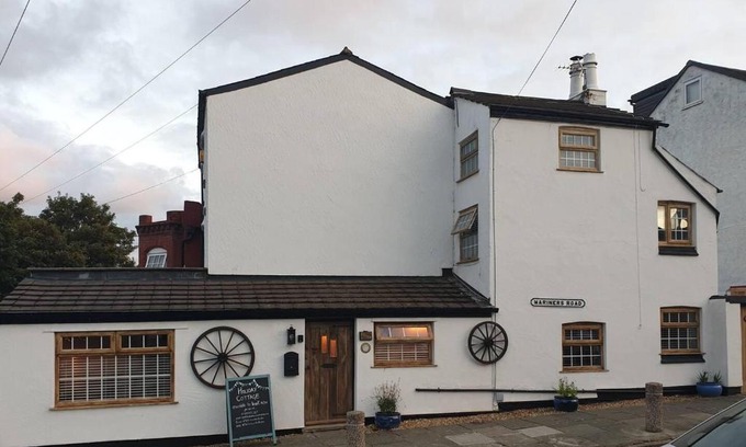 New Brighton House | Stunning quirky 2-Bed Cottage in New Brighton
