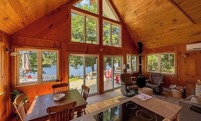 Weldford Cottage | Stunning River View!nn