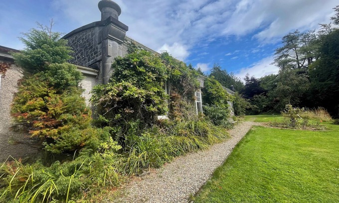 Parteen House | Stunning riverside country house near Limerick City with gardens and woodland